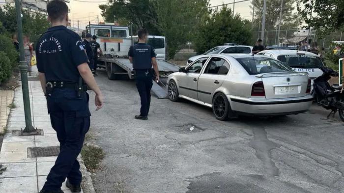 ΕΛ.ΑΣ.: «Σήκωσε» αυτοκίνητα στη Μάνδρα -Πολλές οι παραβάσεις του ΚΟΚ